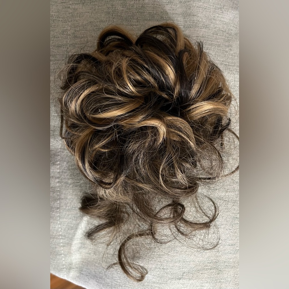 New without tags, messy bun scrunchie extension golden brown with highlights